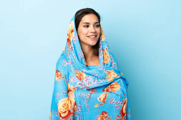 青の背景に隔離された伝統的な衣装を持つ若いモロッコの女性は アイデアを考えながら検索 — ストック写真