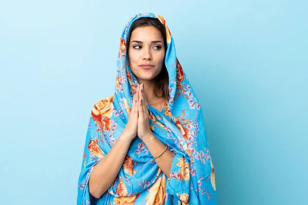 Νεαρή Μαροκινή Γυναίκα Παραδοσιακή Στολή Που Απομονώνεται Μπλε Φόντο Μηχανορραφώντας — Φωτογραφία Αρχείου