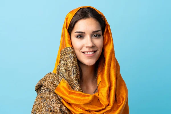 Młoda Marokańska Kobieta Tradycyjnym Stroju Izolowane Niebieskim Tle — Zdjęcie stockowe