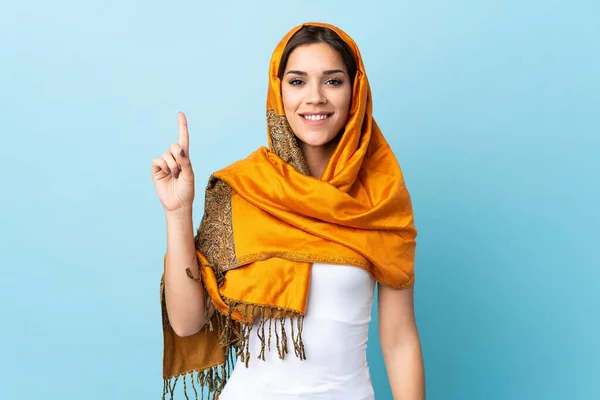 Jonge Marokkaanse Vrouw Met Traditionele Kostuum Geïsoleerd Blauwe Achtergrond Wijzen — Stockfoto