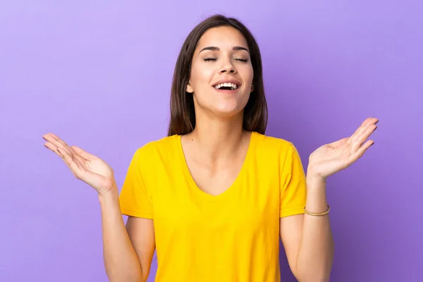 Joven Mujer Caucásica Sobre Fondo Aislado Sonriendo Mucho —  Fotos de Stock