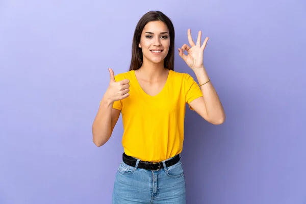 Jovem Caucasiana Sobre Fundo Isolado Mostrando Sinal Polegar Para Cima — Fotografia de Stock