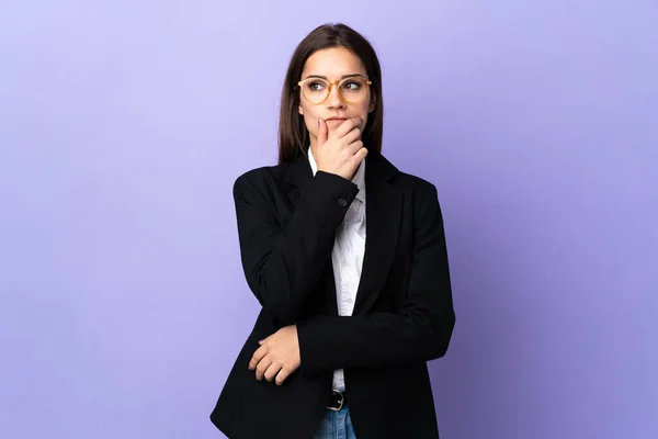 Geschäftsfrau Auf Violettem Hintergrund Mit Zweifeln Und Verwirrtem Gesichtsausdruck Isoliert — Stockfoto