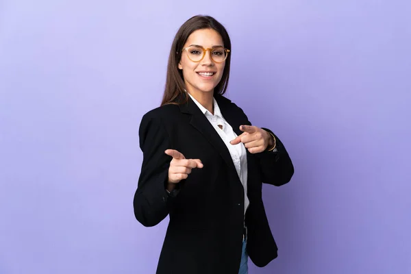 表と笑顔を示す紫色の背景に隔離されたビジネス女性 — ストック写真