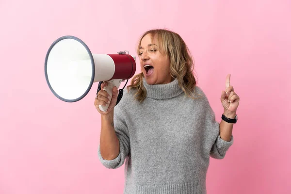 Middelbare Leeftijd Blonde Vrouw Geïsoleerde Roze Achtergrond Schreeuwen Door Een — Stockfoto