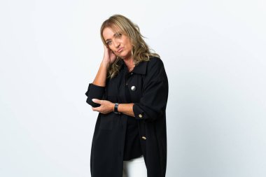 Orta yaşlı sarışın kadın, soyutlanmış beyaz arka plan, baş ağrısı.