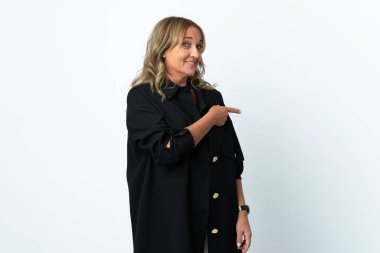Orta yaşlı sarışın kadın izole edilmiş beyaz arka plan geriye işaret ediyor