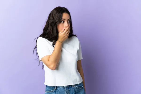 Mulher Caucasiana Jovem Isolado Fundo Roxo Fazendo Gesto Surpresa Enquanto — Fotografia de Stock