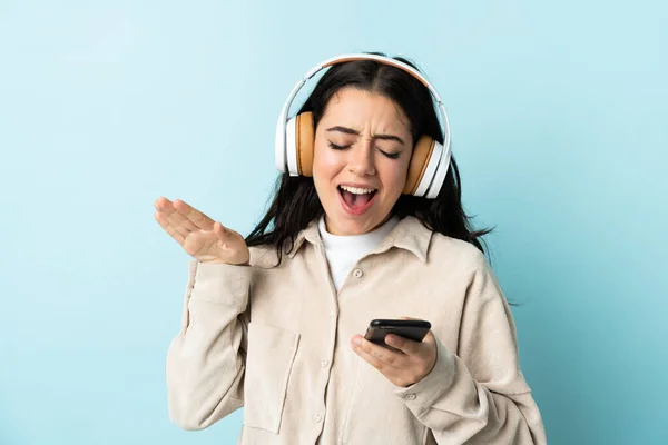 Fiatal Kaukázusi Elszigetelt Kék Háttér Hallgat Zenét Egy Mobil Énekel — Stock Fotó