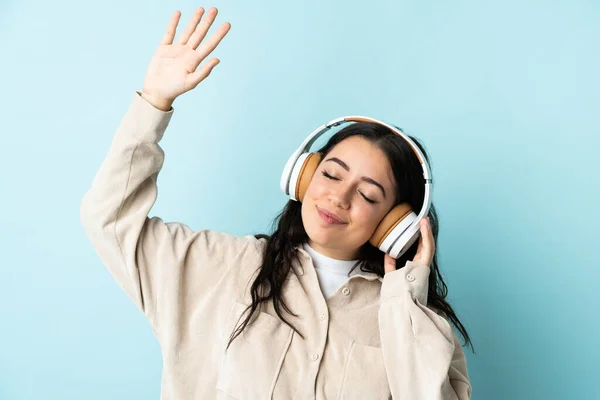 Joven Mujer Caucásica Aislada Sobre Fondo Azul Escuchando Música Bailando — Foto de Stock