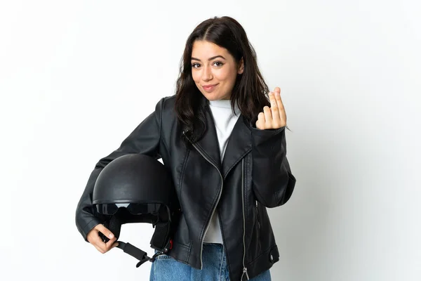 白い背景に隔離されたオートバイのヘルメットを持っている女性作るお金ジェスチャー — ストック写真