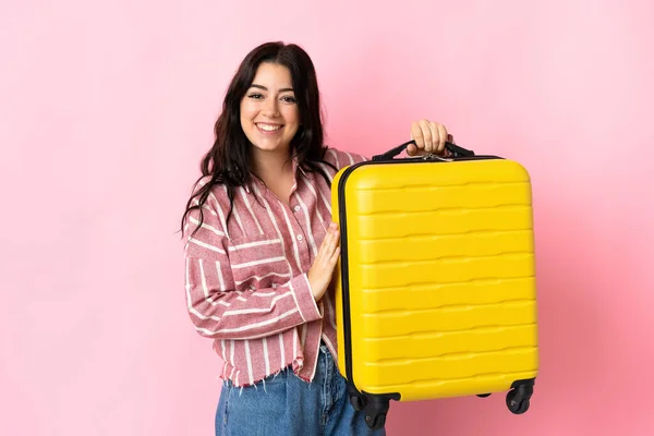 Mulher Caucasiana Jovem Isolado Fundo Rosa Férias Com Mala Viagem — Fotografia de Stock