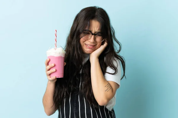 Jeune Femme Avec Milkshake Fraise Isolé Sur Fond Bleu Frustré — Photo