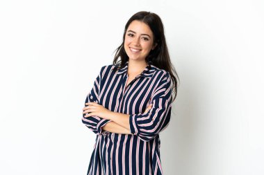 İzole bir geçmişi olan beyaz bir kadın kollarını ön cephede kavuşturuyor.