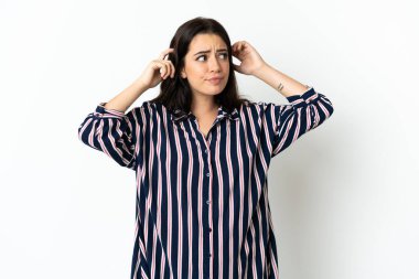 Tecrit edilmiş geçmişi olan genç beyaz bir kadın. Şüpheleri ve düşünceleri var.