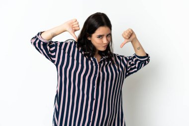 Tecrit edilmiş, gururlu ve kendini beğenmiş beyaz bir kadın.