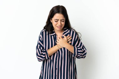 Tecrit edilmiş geçmişi olan beyaz bir kadın. Kalbinde bir ağrı var.