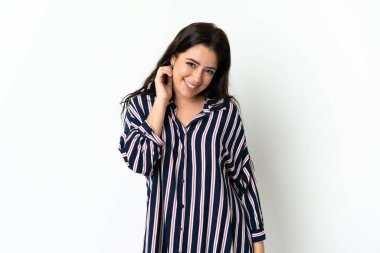 Kafkasyalı genç bir kadın soyutlanmış arka planda gülüyor.