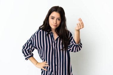 İzole edilmiş geçmişi olan beyaz bir kadın İtalyan jesti yapıyor.