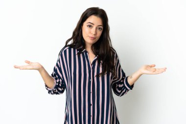 Tecrit edilmiş geçmişi olan beyaz bir kadın. Şüpheleri var.