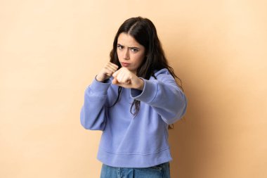 Kafkas kökenli genç bir kadın münzevi bir geçmişle savaşıyor.