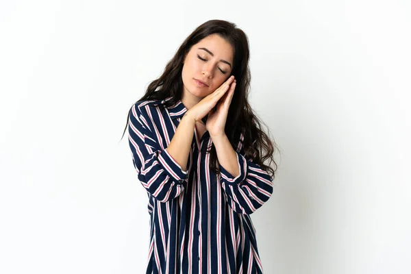 Νεαρή Καυκάσια Γυναίκα Πάνω Από Απομονωμένη Φόντο Κάνοντας Χειρονομία Ύπνου — Φωτογραφία Αρχείου