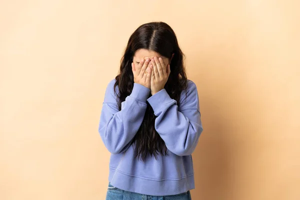 Mujer Joven Caucásica Sobre Fondo Aislado Con Expresión Cansada Enferma — Foto de Stock