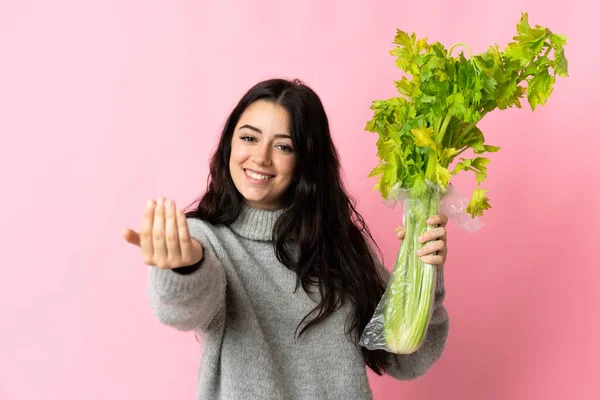 Giovane Donna Caucasica Che Tiene Sedano Isolato Sfondo Blu Invitando — Foto Stock