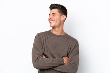 Beyaz fırında izole edilmiş yakışıklı beyaz adam mutlu ve gülümsüyor.