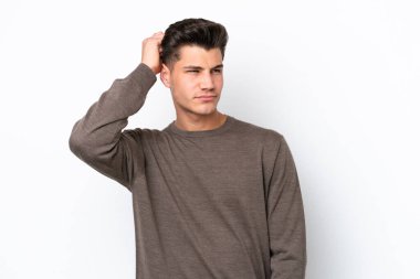 Beyaz fırında mahsur kalmış beyaz, yakışıklı beyaz bir adam. Kafasını kaşırken şüpheleri var.