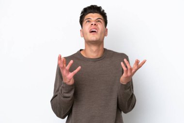 Beyaz fırında izole edilmiş yakışıklı beyaz adam bunalımda.