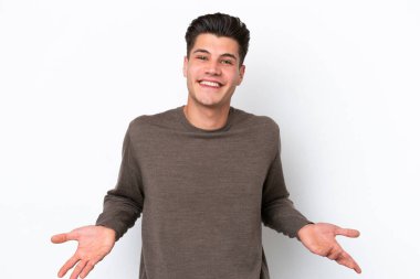 Beyaz fırında izole edilmiş yakışıklı beyaz adam mutlu ve gülümsüyor.