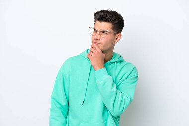 Beyaz fırında izole edilmiş yakışıklı beyaz adam yukarı bakıyor.