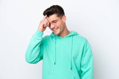 Beyaz fırında yapayalnız kalmış yakışıklı beyaz adam gülüyor.