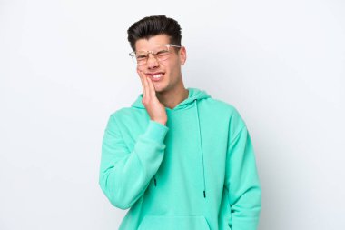 Beyaz fırında dişleri ağrıyan yakışıklı beyaz bir adam.