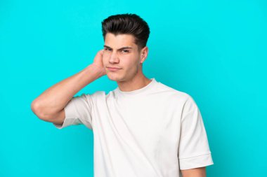 Genç, yakışıklı, beyaz bir adam mavi fırında mahsur kalmış, kuşkuları var.