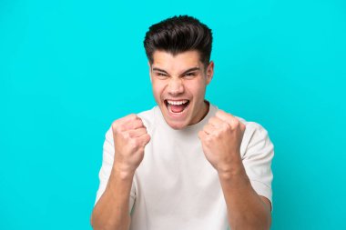 Genç, yakışıklı, beyaz bir adam, kötü bir durum yüzünden hayal kırıklığına uğramış, mavi bir bakkalda izole edilmiş.