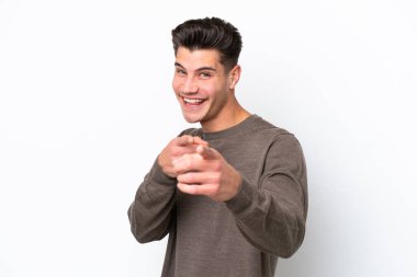 Beyaz fırında izole edilmiş yakışıklı beyaz adam şaşırmış ve ön tarafı işaret ediyor.