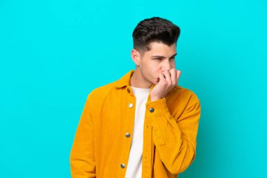 Genç, yakışıklı, beyaz bir adam mavi fırında mahsur kalmış, kuşkuları var.