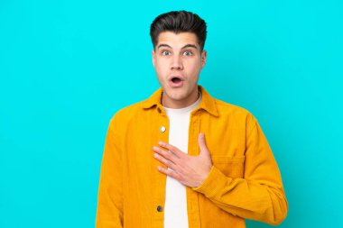 Genç, yakışıklı, beyaz bir adam, mavi fırında tek başına.