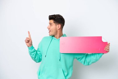 Beyaz fırında izole edilmiş beyaz bir beyaz adam boş bir levha tutuyor ve düşünüyor.