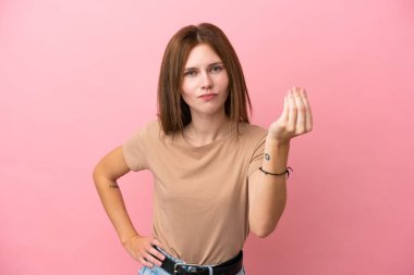 Pembe arka planda izole edilmiş genç bir İngiliz kadın İtalyan jesti yapıyor.