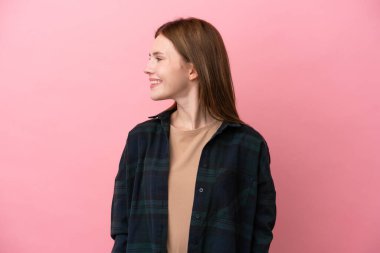 Pembe arka planda izole edilmiş genç bir İngiliz kadın.