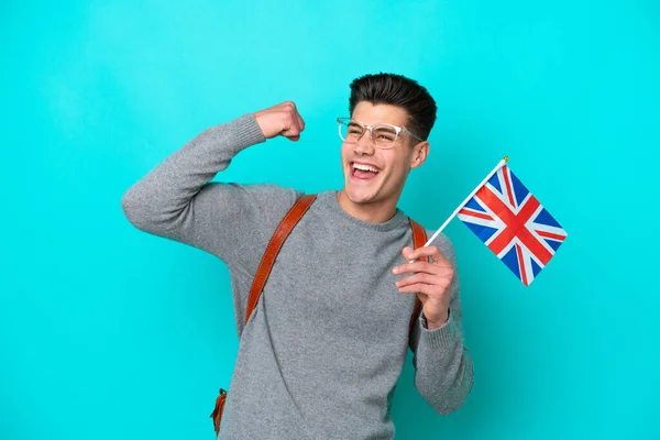 Junger Kaukasischer Mann Mit Einer Britischen Flagge Auf Blauem Hintergrund — Stockfoto
