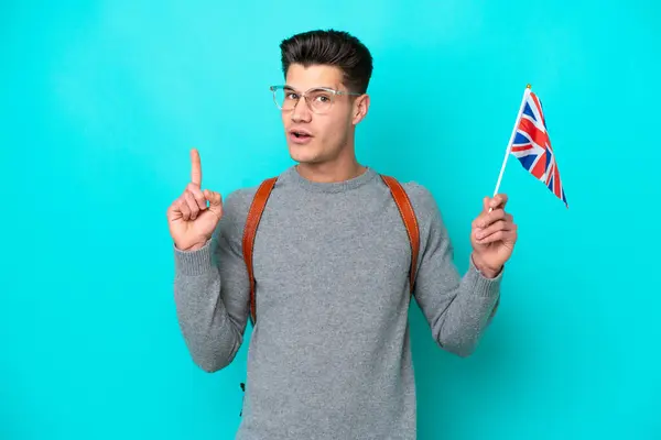 Mladý Běloch Drží Vlajku Spojeného Království Izolovanou Modrém Pozadí Myslí — Stock fotografie