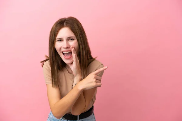 Joven Mujer Inglesa Aislada Sobre Fondo Rosa Apuntando Hacia Lado — Foto de Stock