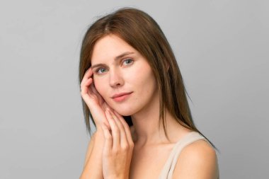 genç ve güzel kadın portresi