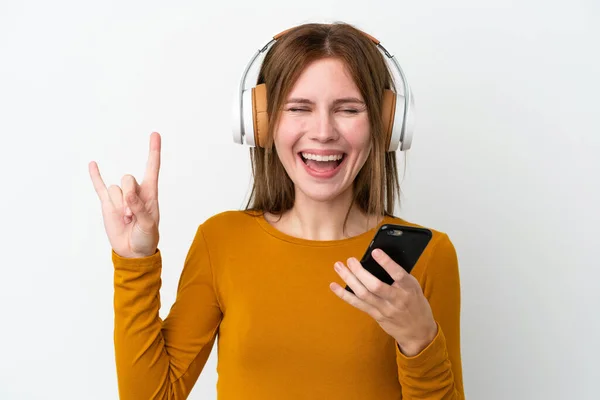 Joven Inglesa Aislada Sobre Fondo Blanco Escuchando Música Con Móvil — Foto de Stock