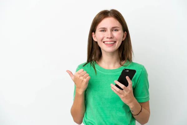 Νεαρή Αγγλίδα Γυναίκα Απομονωμένη Λευκό Φόντο Χρησιμοποιώντας Κινητό Τηλέφωνο Και — Φωτογραφία Αρχείου