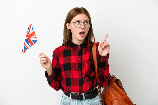 拿着英国国旗的年轻女子 背景是蓝色的 想用手指指指点点 — 图库照片